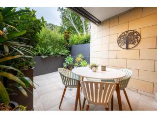Suburban Oasis with Lush Courtyard, Great Location Apartment, Sydney - 4