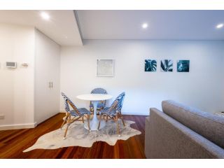Suburban Oasis with Lush Courtyard, Great Location Apartment, Sydney - 5