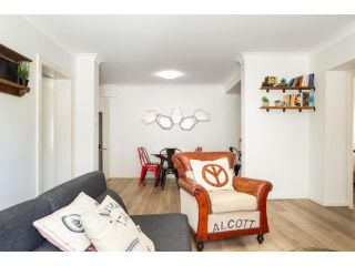 Suburban Two-bed Apartment with Parking and Patio Apartment, Sydney - 1
