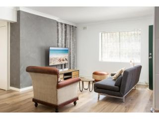Suburban Two-bed Apartment with Parking and Patio Apartment, Sydney - 2