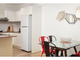 Suburban Two-bed Apartment with Parking and Patio Apartment, Sydney - 3