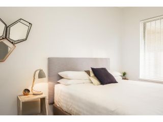 Suburban Two-bed Apartment with Parking and Patio Apartment, Sydney - 5