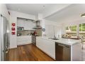 Summery, spacious 4 bed home in Kurraba Point Guest house, Sydney - thumb 1