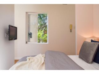 Sun-Drenched 1 Bed Studio Apt Newtown Parking Apartment, Sydney - 5