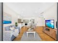 Sun Drenched Apartment in the Heart of Surfers Apartment, Gold Coast - thumb 2