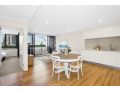 Sun Drenched Apartment in the Heart of Surfers Apartment, Gold Coast - thumb 1