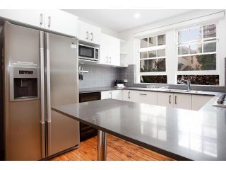 Sunlit 2-bed Apartment Metres From the Beach Apartment, Sydney - 3