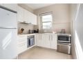 Sunlit Unit on Main Dining and Shopping Strip Apartment, Sydney - thumb 3