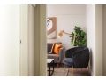 Sunlit Unit on Main Dining and Shopping Strip Apartment, Sydney - thumb 8
