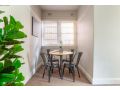 Sunlit Unit on Main Dining and Shopping Strip Apartment, Sydney - thumb 10