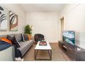 Sunlit Unit on Main Dining and Shopping Strip Apartment, Sydney - thumb 9
