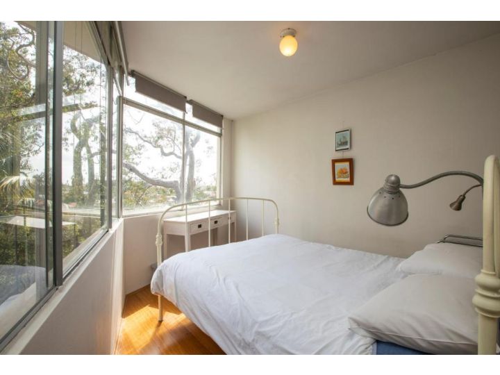 Sunlit studio in the trees, walk to the beach Apartment, Sydney - imaginea 1