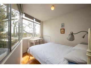 Sunlit studio in the trees, walk to the beach Apartment, Sydney - 1