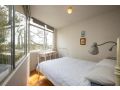 Sunlit studio in the trees, walk to the beach Apartment, Sydney - thumb 1