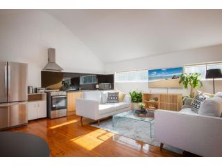 Sunlit Two-Bedroom Unit With Sprawling BBQ Deck Apartment, Sydney - 2