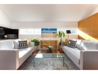Sunlit Two-Bedroom Unit With Sprawling BBQ Deck Apartment, Sydney - 3