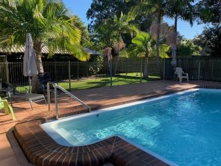 Sunny, 2-bedroom apartment with pool, 200m from Caseys beach Apartment, Batehaven - 2