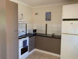 Sunny, 2-bedroom apartment with pool, 200m from Caseys beach Apartment, Batehaven - 5