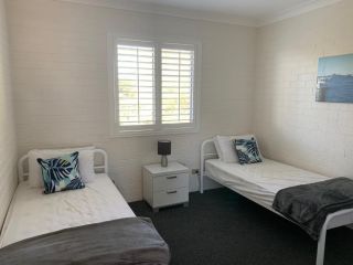 Sunny, 2-bedroom apartment with pool, 200m from Caseys beach Apartment, Batehaven - 4