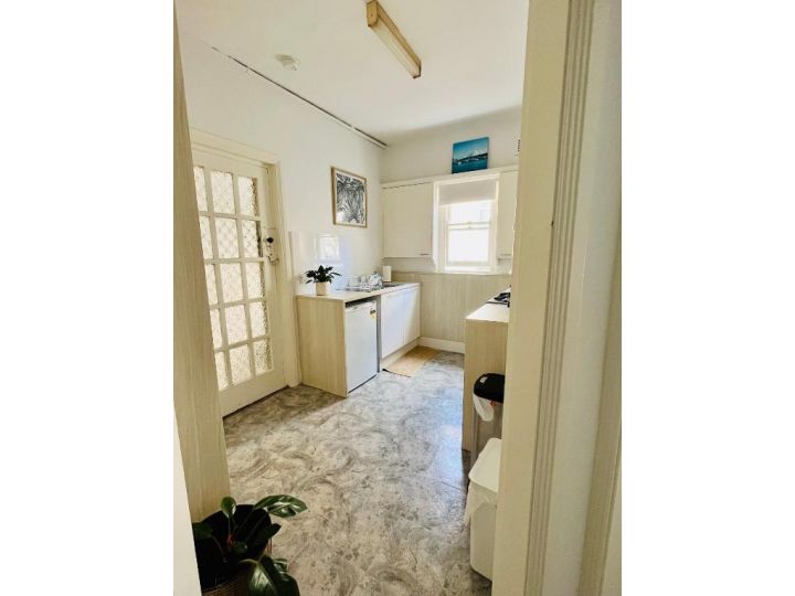 Sunny 2BR in Manly - steps to beaches, shops, cafes Apartment, Sydney - imaginea 10