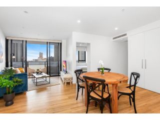 Sunny Modern Two-Bedroom Pad Steps From the Beach Apartment, Gold Coast - 1