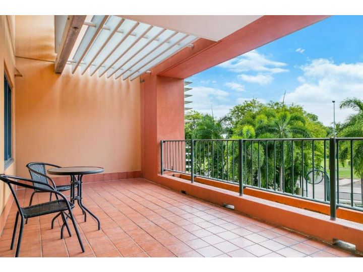 Sunny Side Up on The Esplanade with Balcony & Pool Apartment, Darwin - imaginea 10