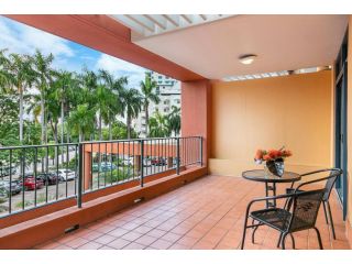 Sunny Side Up on The Esplanade with Balcony & Pool Apartment, Darwin - 5