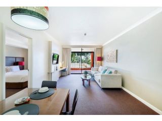 Sunny Side Up on The Esplanade with Balcony & Pool Apartment, Darwin - 3