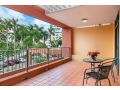 Sunny Side Up on The Esplanade with Balcony & Pool Apartment, Darwin - thumb 5