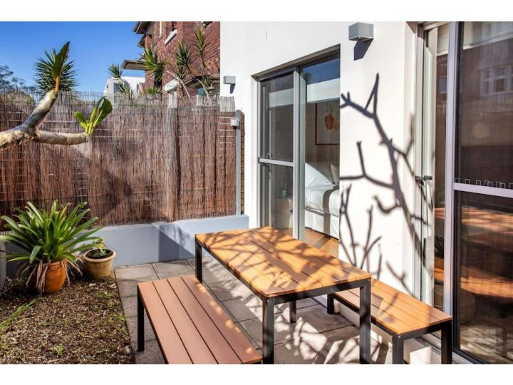 Sunny Terrace in the Heart Of Bondi Beach Apartment, Sydney - imaginea 12