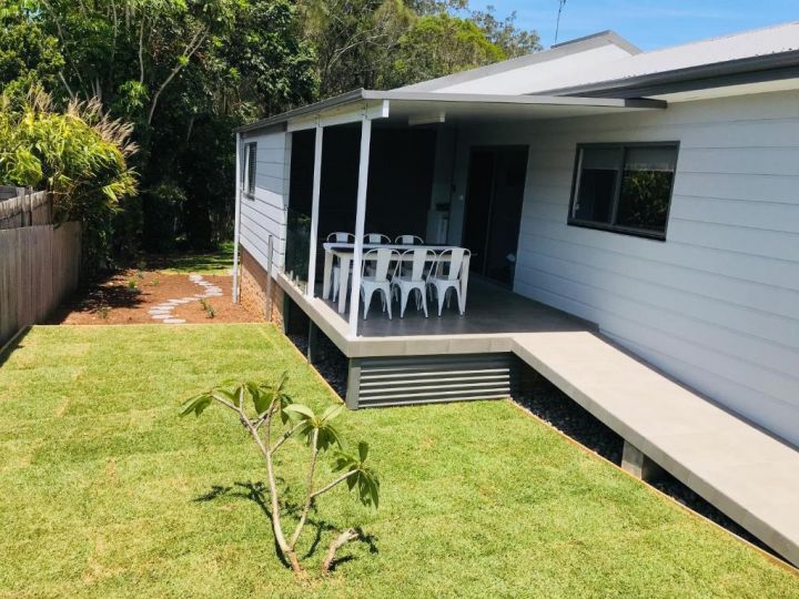 Sunnyside Retreat - Holiday Home - Walk to Nobbys or Flynns Beach , enjoy the sound of waves and birds Guest house, Port Macquarie - imaginea 2