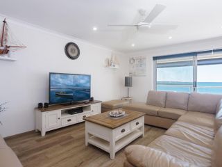 Sunrise Waters', 2/63 Soldiers Point Road - stunning waterfront property Guest house, Soldiers Point - 4