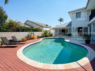 Super Sized Family Retreat With a Pool Guest house, Gold Coast - 2