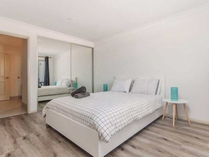 Surf and Sun in Silver Sands Apartment, Mandurah - imaginea 17