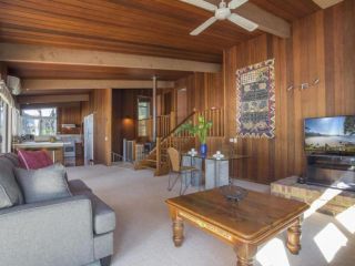 Surfers Ave 17 Guest house, Narrawallee - 4