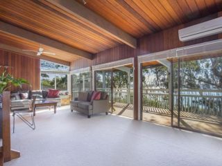 Surfers Ave 17 Guest house, Narrawallee - 1