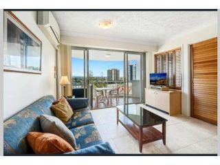 Surfers/Broadbeach Pool View. Free Parking & WIFI Apartment, Gold Coast - 5