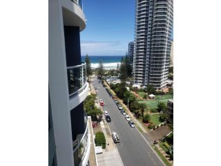 Surfers Ocean View. Large Fridge, Washing Machine, WIFI Apartment, Gold Coast - 2