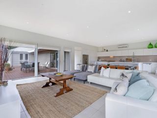 Surfs Up - Fresh and modern East Beach home Guest house, Port Fairy - 3