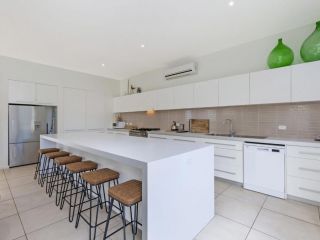 Surfs Up - Fresh and modern East Beach home Guest house, Port Fairy - 5