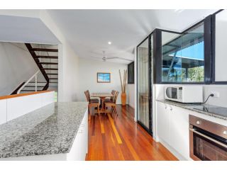 Surfside Beach House 19 - Rainbow Shores - Perfect beach holiday retreat, Walk to the beach within two minutes Guest house, Rainbow Beach - 3