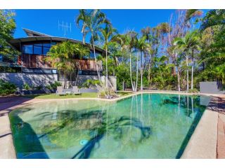 Surfside Beach House 19 - Rainbow Shores - Perfect beach holiday retreat, Walk to the beach within two minutes Guest house, Rainbow Beach - 2