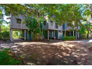 Surfside Beach House 21 Rainbow Shores Large holiday retreat right near the beach Pool Guest house, Rainbow Beach - 2