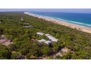 Surfside Beach House 21 Rainbow Shores Large holiday retreat right near the beach Pool Guest house, Rainbow Beach - 3