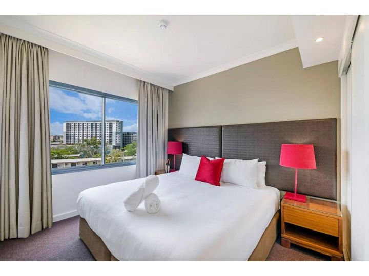 Sweeping Harbourfront Views atop Tropical Resort Apartment, Darwin - imaginea 4