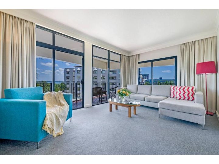 Sweeping Harbourfront Views atop Tropical Resort Apartment, Darwin - imaginea 7