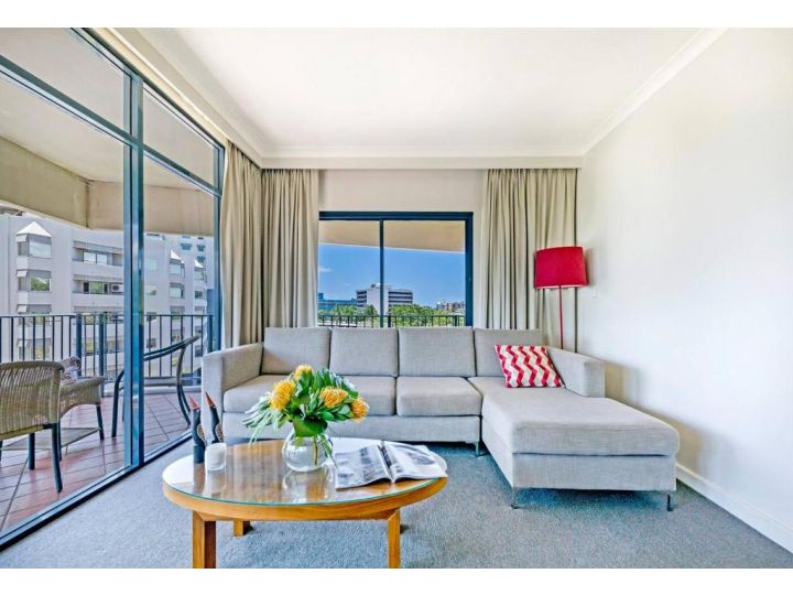 Sweeping Harbourfront Views atop Tropical Resort Apartment, Darwin - imaginea 1
