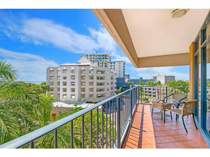 Sweeping Harbourfront Views atop Tropical Resort Apartment, Darwin - imaginea 2