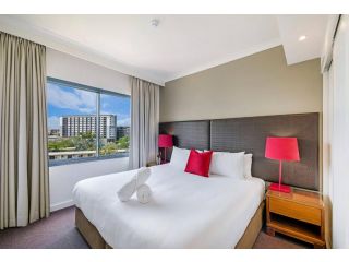 Sweeping Harbourfront Views atop Tropical Resort Apartment, Darwin - 4