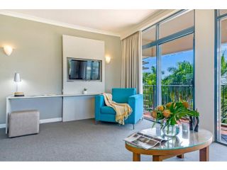 Sweeping Harbourfront Views atop Tropical Resort Apartment, Darwin - 3